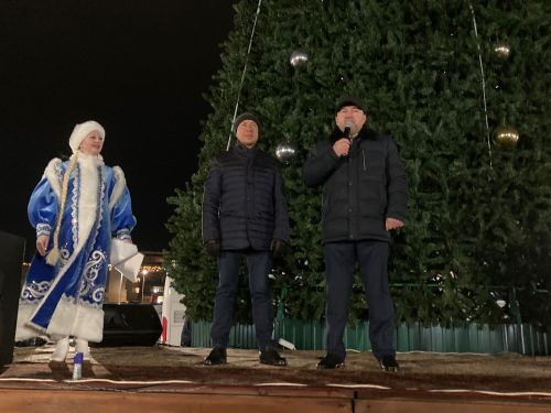 В экопарке «Оазис» зажглась главная елка
