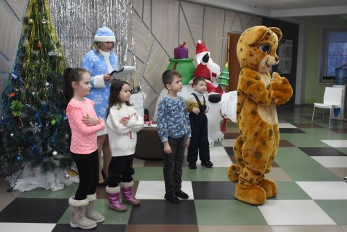В молодёжном центре «Алан» вручили новогодние подарки детям
