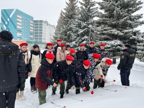 В память о российских и советских воинах к памятнику Победы возложили цветы