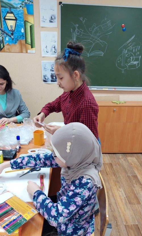 Воспитанница объединения «Палитра» провела мастер-класс для своих одногруппников