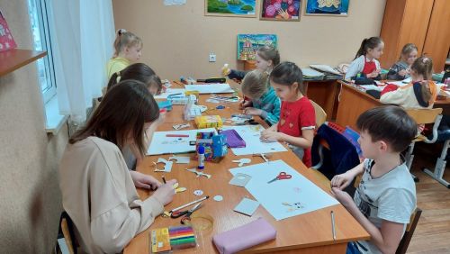 Воспитанница объединения «Палитра» провела мастер-класс для своих одногруппников