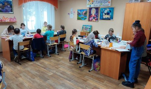 Воспитанница объединения «Палитра» провела мастер-класс для своих одногруппников