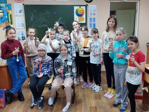 Воспитанница объединения «Палитра» провела мастер-класс для своих одногруппников