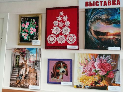 В ЦДТ «Радуга» организовали выставку творчества педагогов и работников учреждения