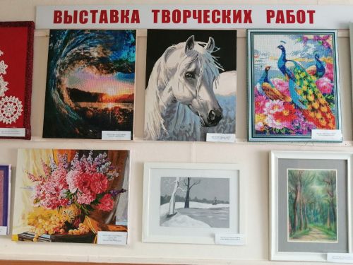 В ЦДТ «Радуга» организовали выставку творчества педагогов и работников учреждения
