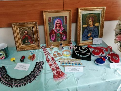 В ЦДТ «Радуга» организовали выставку творчества педагогов и работников учреждения