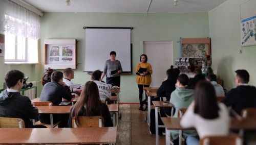 Сотрудники библиотеки провели для студентов рассказ - хронику «Герои наших дней»