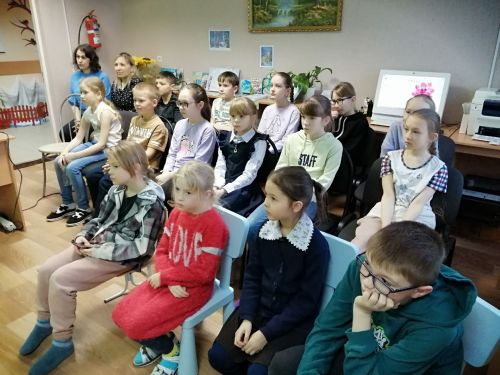 Специалисты Камскополянской детской библиотеки провели Урок памяти для воспитанников ЦДТ «Радуга»