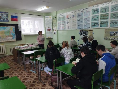 Сотрудники камполянской библиотеки для студентов колледжа провели час этики «В лабиринте нравов и манер»