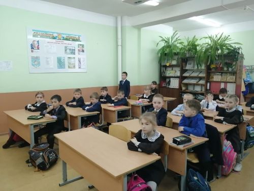 В камполянской школе №1 прошло занятие на тему «День воссоединения Крыма с Россией»