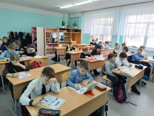 В камполянской школе №1 прошло занятие на тему «День воссоединения Крыма с Россией»