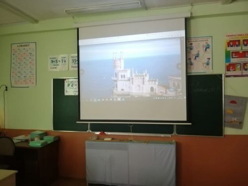 В камполянской школе №1 прошло занятие на тему «День воссоединения Крыма с Россией»