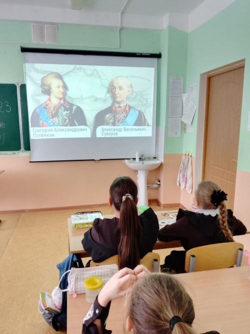 В камполянской школе №1 прошло занятие на тему «День воссоединения Крыма с Россией»