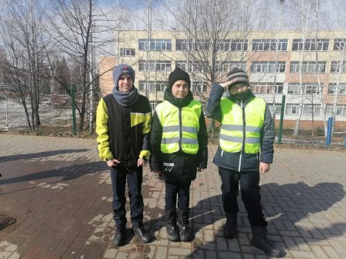 Обучающиеся камполянской школы № 1 провели акцию по безопасности дорожного движения
