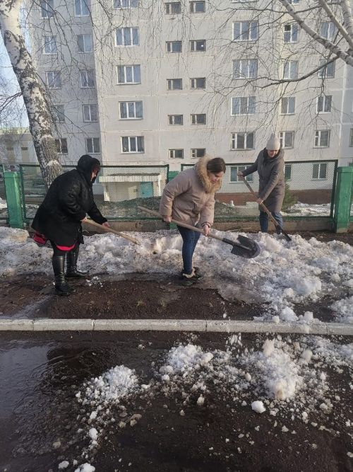Отлично потрудились на субботнике сотрудники детских садов