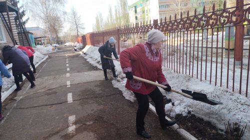 Отлично потрудились на субботнике сотрудники детских садов