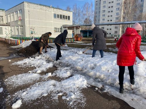 Отлично потрудились на субботнике сотрудники детских садов