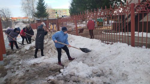 Отлично потрудились на субботнике сотрудники детских садов