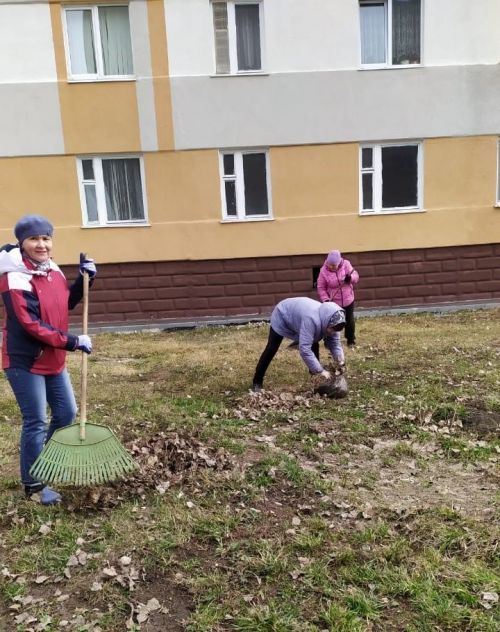 Дружно вышли на уборку территории жители Камских Полян