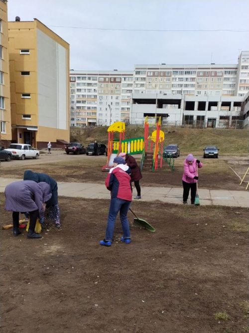 Дружно вышли на уборку территории жители Камских Полян