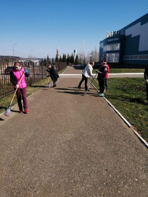 В Камских Полянах продолжается очистка территорий