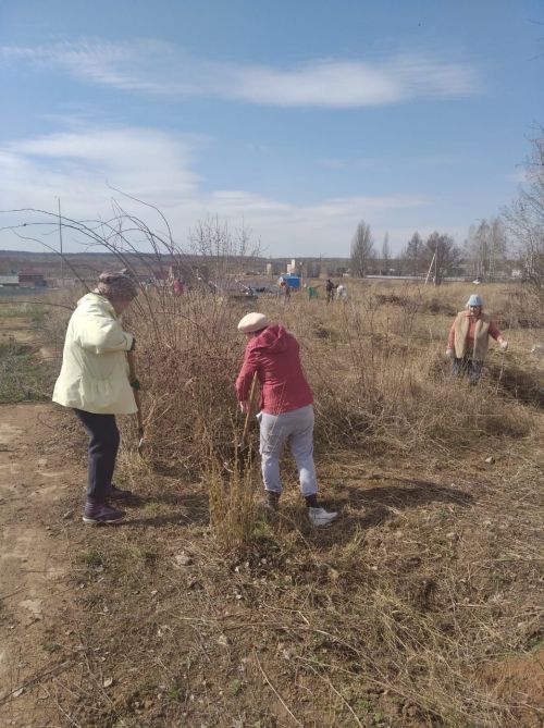 В Камских Полянах продолжается очистка территорий