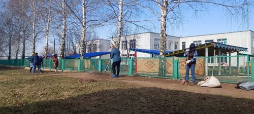 В Камских Полянах продолжается очистка территорий