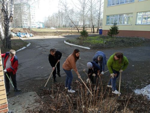 В Камских Полянах продолжается очистка территорий