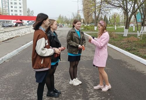Активисты Детской районной Думы начали раздавать жителям Камский Полян Георгиевские ленточки