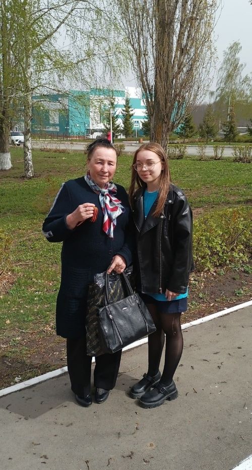 Активисты Детской районной Думы начали раздавать жителям Камский Полян Георгиевские ленточки