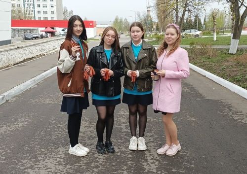 Активисты Детской районной Думы начали раздавать жителям Камский Полян Георгиевские ленточки