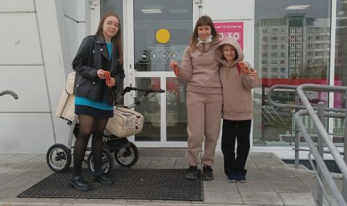 Активисты Детской районной Думы начали раздавать жителям Камский Полян Георгиевские ленточки