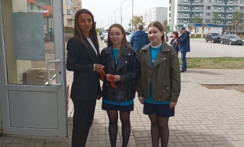 Активисты Детской районной Думы начали раздавать жителям Камский Полян Георгиевские ленточки