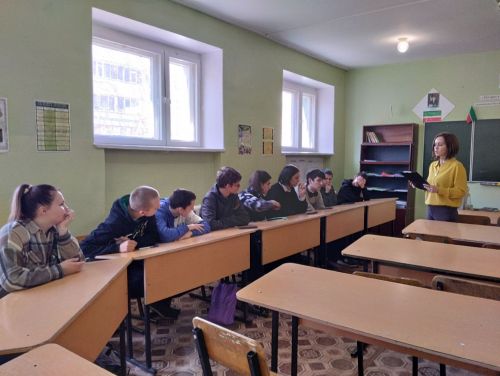Сотрудники библиотеки для студентов колледжа провели час информации «Сила V правде. Правда в Zнании»
