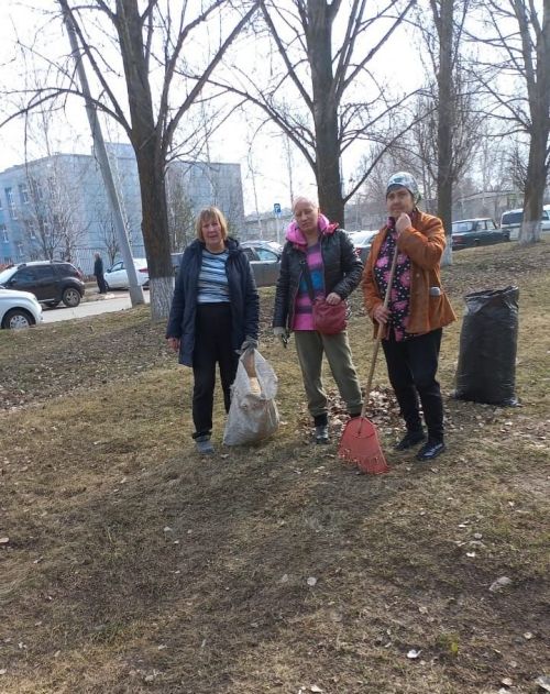 Жители Камских Полян продолжают наводить чистоту