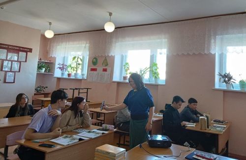 Сотрудники камполянской библиотеки выступили с докладом перед студентами колледжа