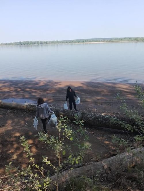 Чистый берег - чистая вода: Активисты организаций Камских Полян очистили от мусора берег реки Кама