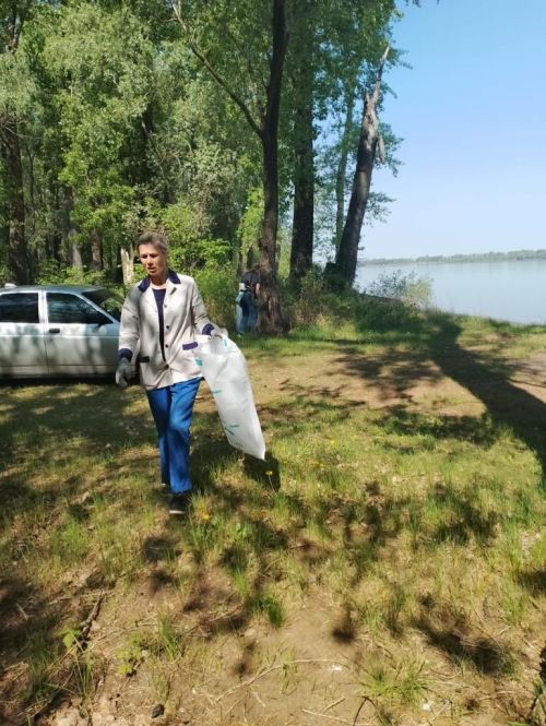 Чистый берег - чистая вода: Активисты организаций Камских Полян очистили от мусора берег реки Кама