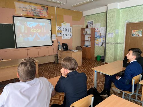 С обучающимися школы № 1 провели еженедельные занятия «Разговоры о важном»