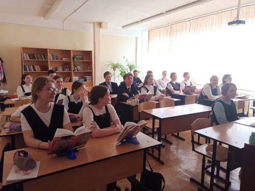 Специалисты по работе с молодежью провели профилактическую беседу с учащимися школы № 2
