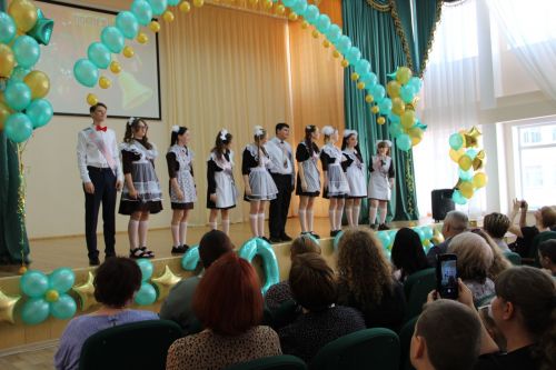 Последний звонок и билет во взрослую жизнь, в школах Камских Полян прошли торжественные линейки