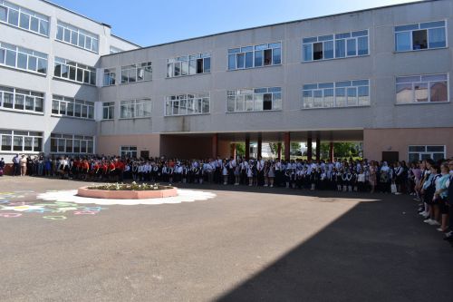 Последний звонок и билет во взрослую жизнь, в школах Камских Полян прошли торжественные линейки