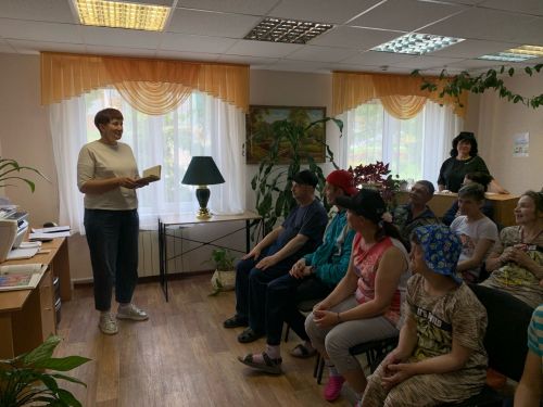 В библиотеке с жителями дома-интерната провели круглый стол «Подвиг славянских просветителей братьев Кирилла и Мефодия»
