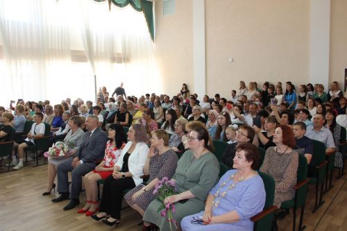Последний звонок и билет во взрослую жизнь, в школах Камских Полян прошли торжественные линейки