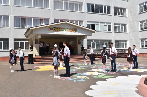 Последний звонок и билет во взрослую жизнь, в школах Камских Полян прошли торжественные линейки