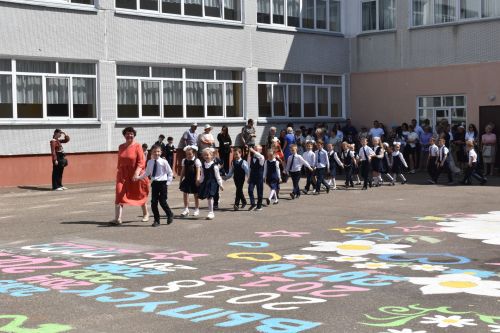 Последний звонок и билет во взрослую жизнь, в школах Камских Полян прошли торжественные линейки