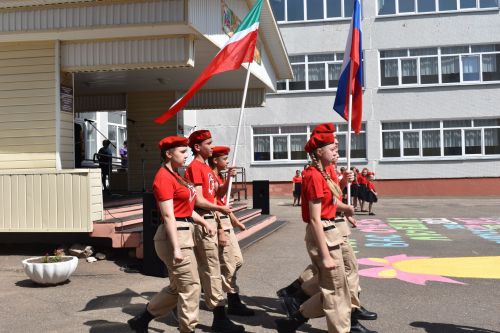Последний звонок и билет во взрослую жизнь, в школах Камских Полян прошли торжественные линейки