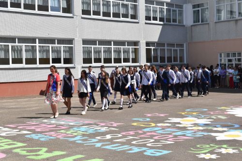 Последний звонок и билет во взрослую жизнь, в школах Камских Полян прошли торжественные линейки