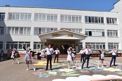 Последний звонок и билет во взрослую жизнь, в школах Камских Полян прошли торжественные линейки