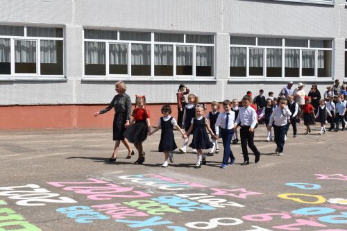 Последний звонок и билет во взрослую жизнь, в школах Камских Полян прошли торжественные линейки